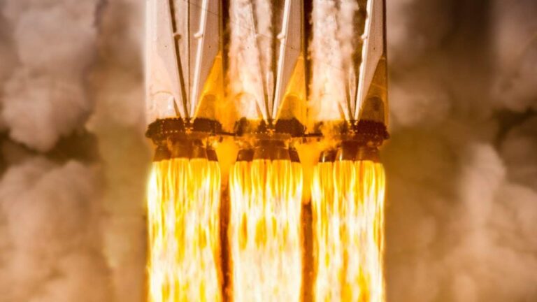 closeup flames from Falcon Heavy rocket