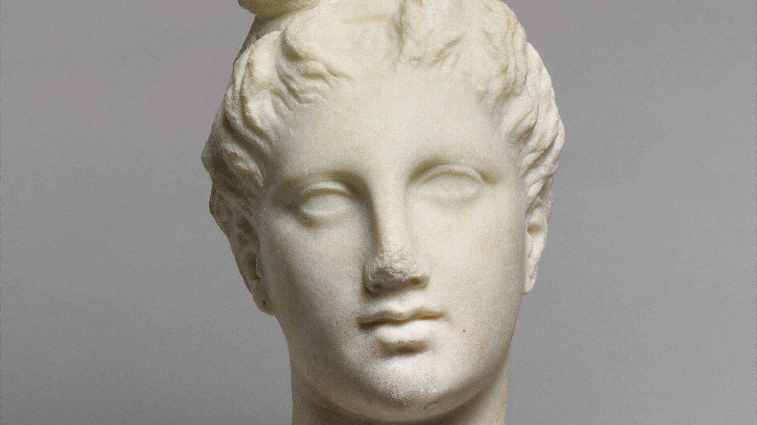 Greek sculpture with flat eyes