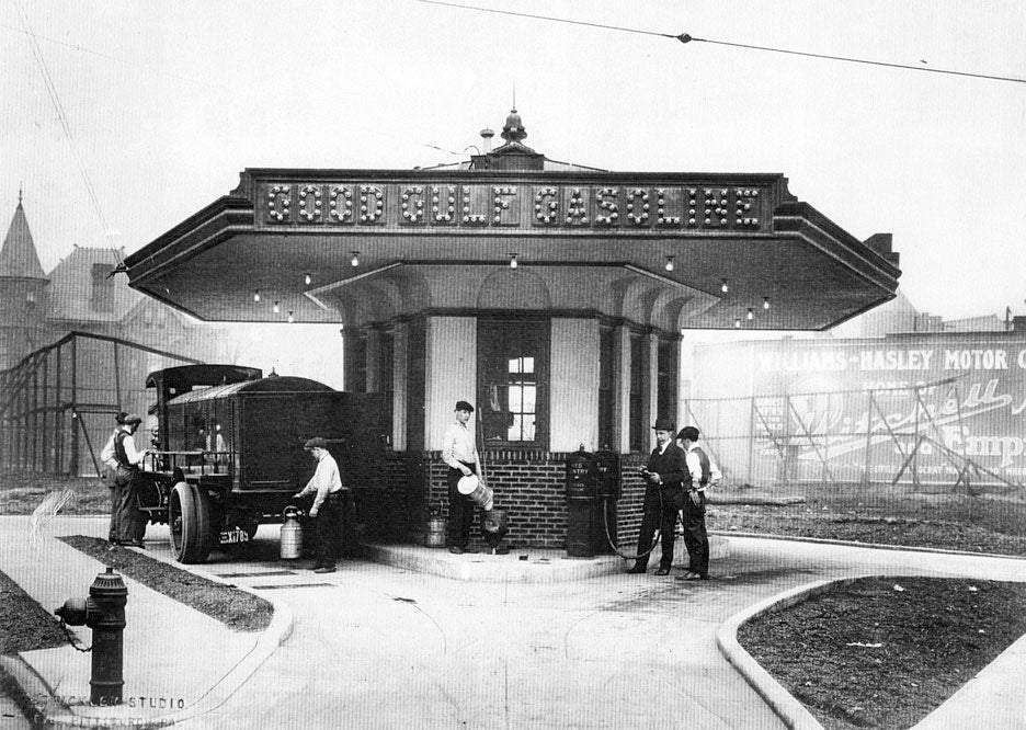 Black and white photo showing the first ever gas station in operation in Pittsburgh