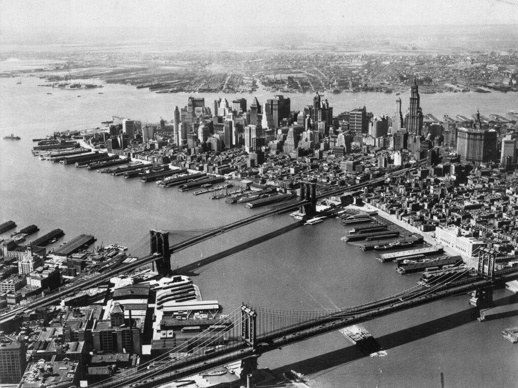 Black and white pohot of New York city skylien in the 1920s