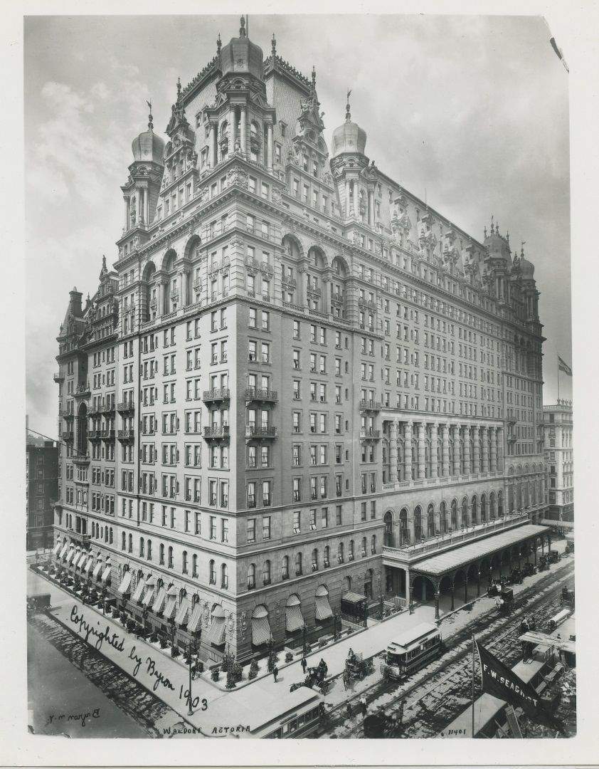 Black and white photo of the old waldofr astoria hotel located in where the Empire State Building is now